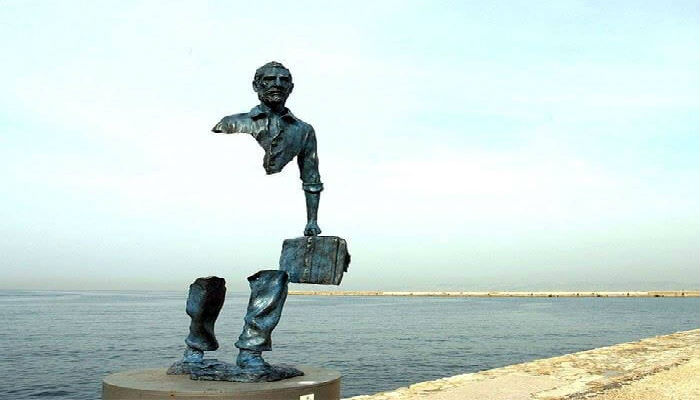 الفنان الفرنسي «برونو كاتالانو» صمم هذا التمثال كتعبير عن المسافرون، وهو يقع في مارسيليا-فرنسا.