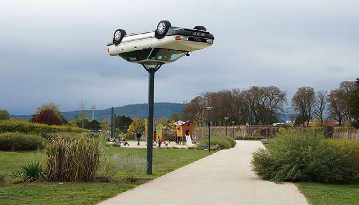فنان يدعى «بينيديتو بوفالينو» يحول سيارة قديمة من نوع «أودي» الى رأس عامود يضيء الحديقة في شمال فرنسا.