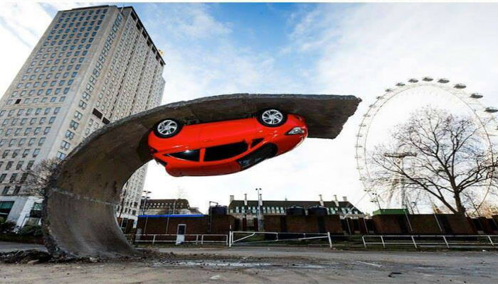 تمثال على شكل طريق مقلوب في سيارة «فوكسهول كورسا» من تصميم الفنان «أليكس شينيك» في لندن