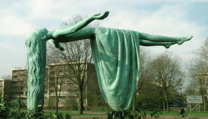 صورة لتمثال «عذراء أبيلدورن» في هولندا من تصميم الفنان البصري «فرديناند كانيو».