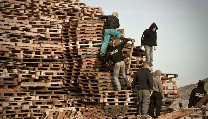 يساعدان بعضهما لجمع أخشاب لأكبر شعلة نار في هولندا