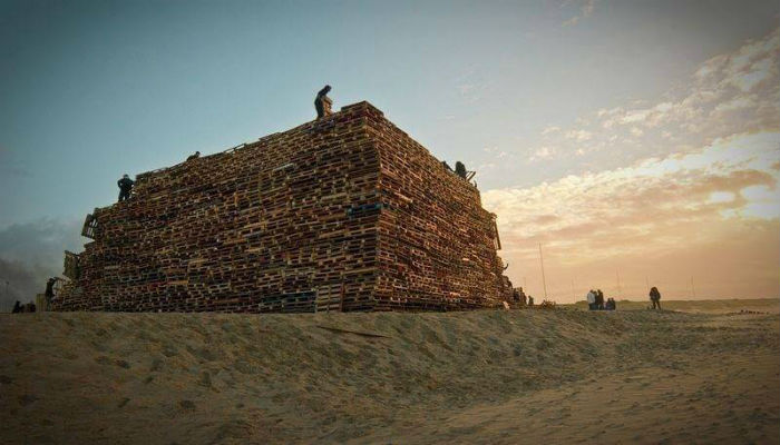 بناء الأخشاب لأكبر شعلة نار في هولندا