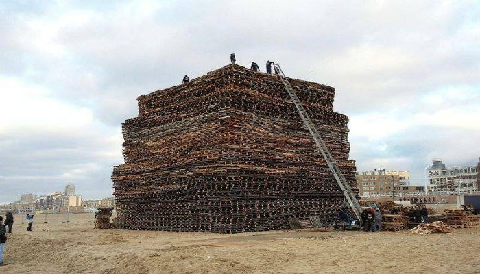 التسلق لوضع الأخشاب لأكبر شعلة نار في هولندا