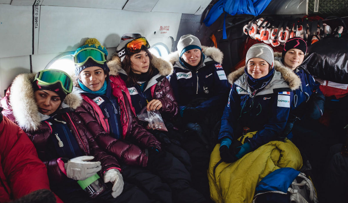 البعثة النسائية التي وصلت الى القطب الشمالي مع الفتيات العربيات الثلاثة