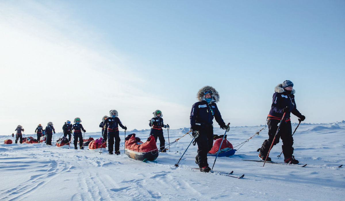 فتيات يسرن في القطب الشمالي