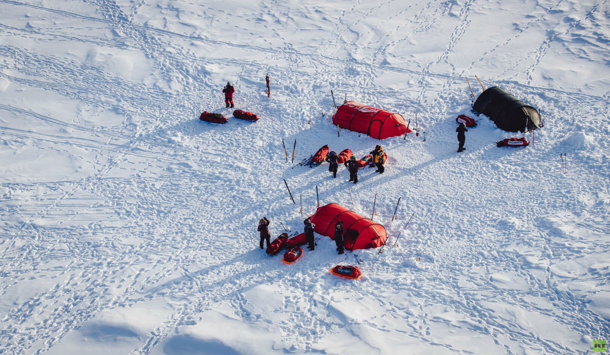 فتيات يخيمن في القطب الشمالي