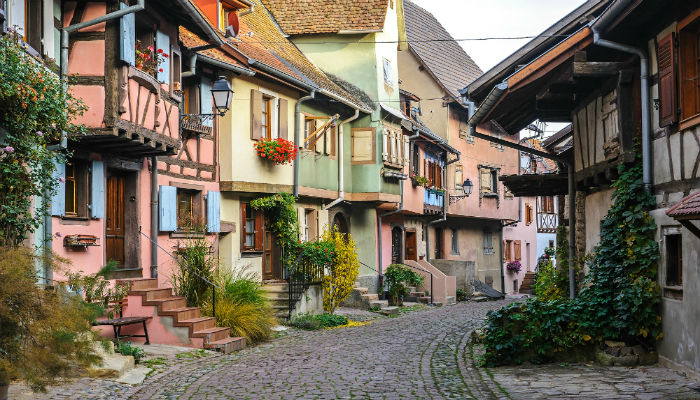 الشوارع والمباني في قرية اجويشيم الفرنسية
