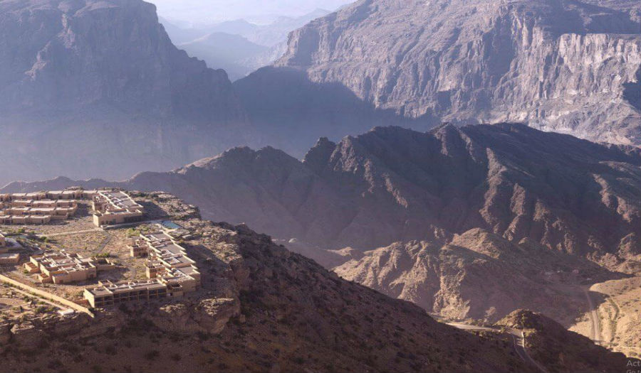 منتجع «عليلة جبل الأخضر» في عُمان وإندماجه مع خلفية المناظر الجبلية الساحرة