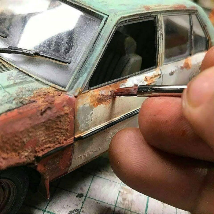 سيارة يأكلها الصدأ من فن المصغرات للفنان «إيدي بوتيرا»