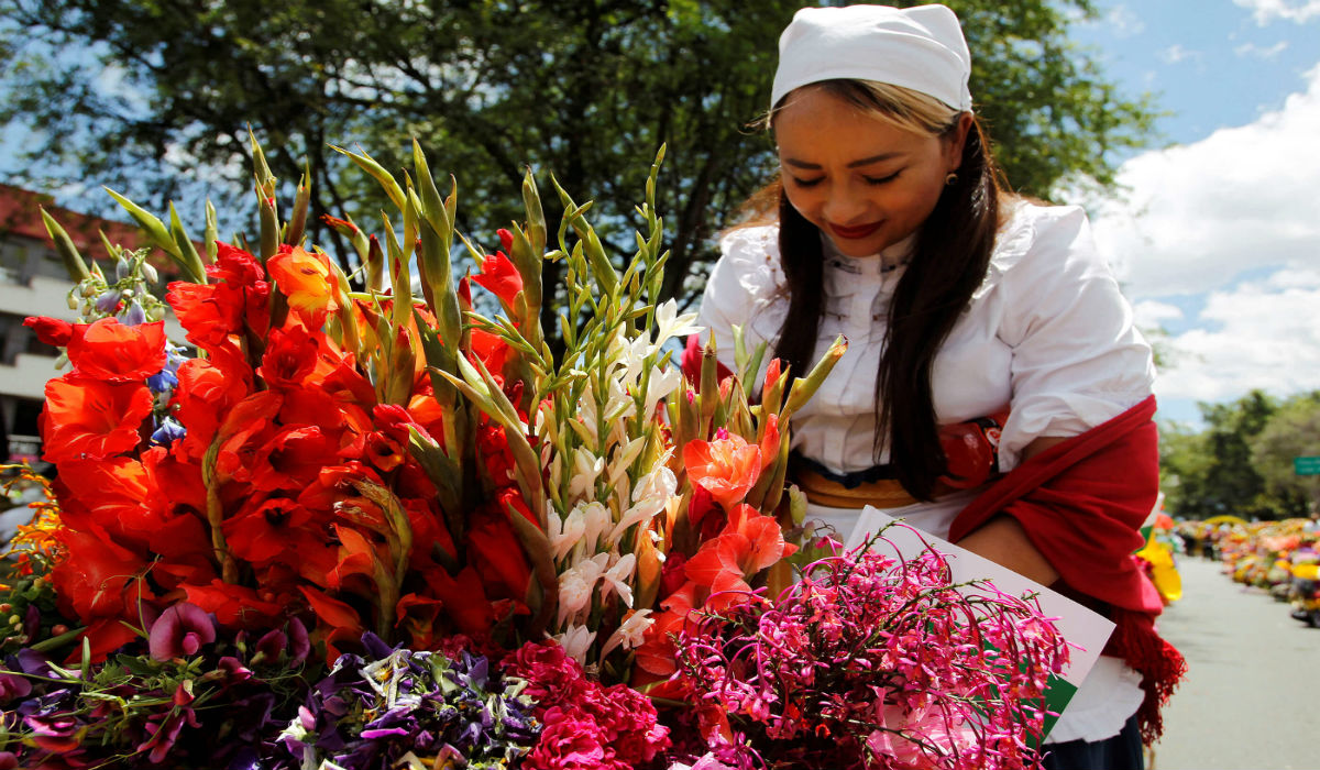 الفتاة ترتب الزهور إستعداداً للموكب في كولومبيا