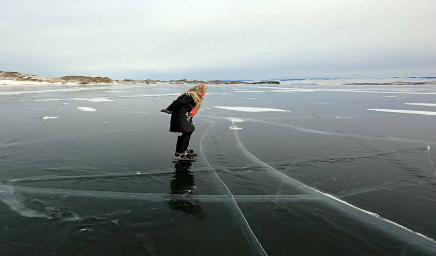الجدة «ليوبوف مورخودوفا» تتزلج في بحيرة بايكال المتجمدة في سيبيريا