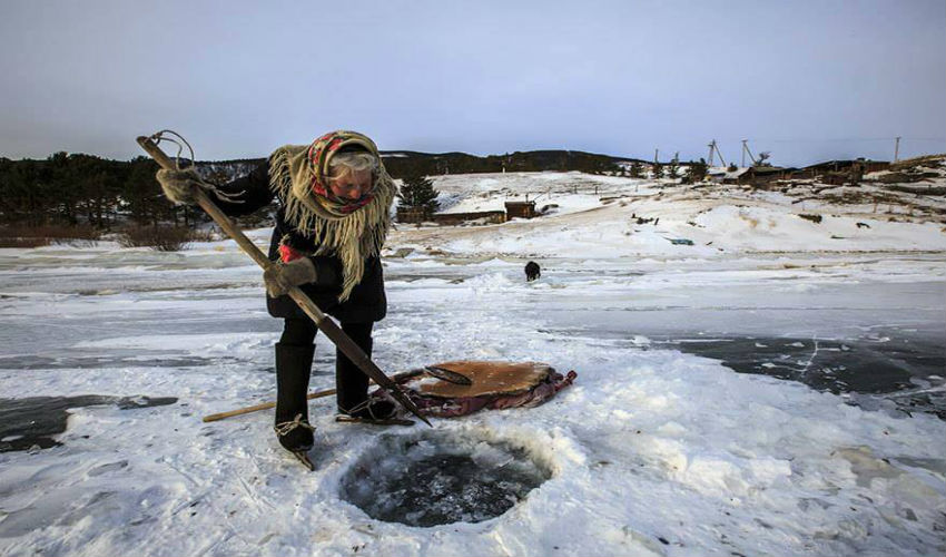 الجدة «ليوبوف مورخودوفا» تصطاد السمك من بحيرة بايكال المتجمدة في سيبيريا