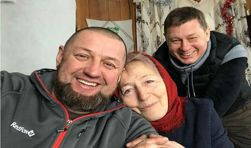 الجدة «ليوبوف مورخودوفا» مع أحفادها-سيبيريا