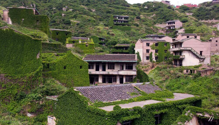 قرية هاوتون المهجورة في الصين تبتلعها النباتات