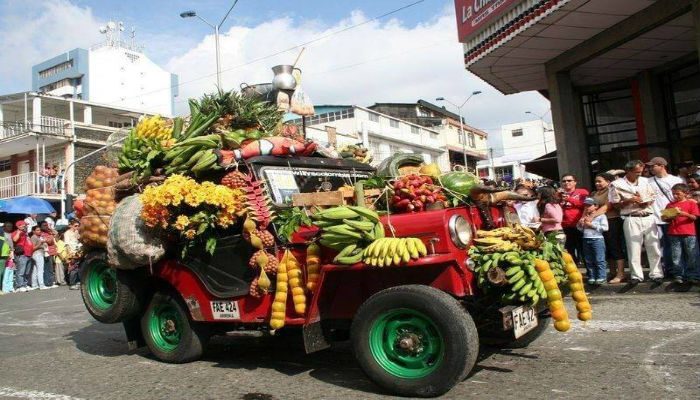 الفواكه والخضار المحمّلة على سيارة جيب ويلز في إحتفال ييباو في كولومبيا