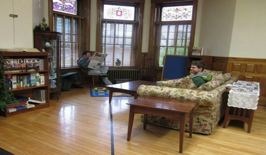 شابان يجلسان في المكتبة واحد في كندا بينما الآخر في أمريكا