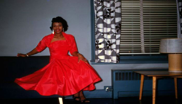 فتاة تردي الأحمر في حفلة في أمريكا عام 1956