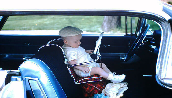 طفل في مقعد سيارة في أمريكا عام 1956