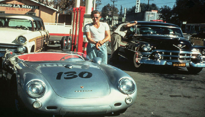 جيمس دين في محطة بنزين كاليفورنيا مع سيارته الفضية بورش 550 Spedder ، المسماة "ليتل باستارد" ، قبل ساعات قليلة من حادثة التصادم القاتلة في 30 أيلون عام 1955.