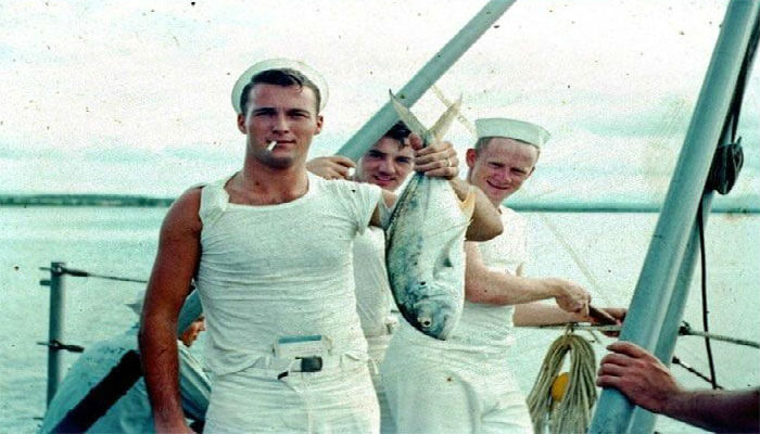 صياد يحمل سمكة ويدخن السجائر-أمريكا عام 1950