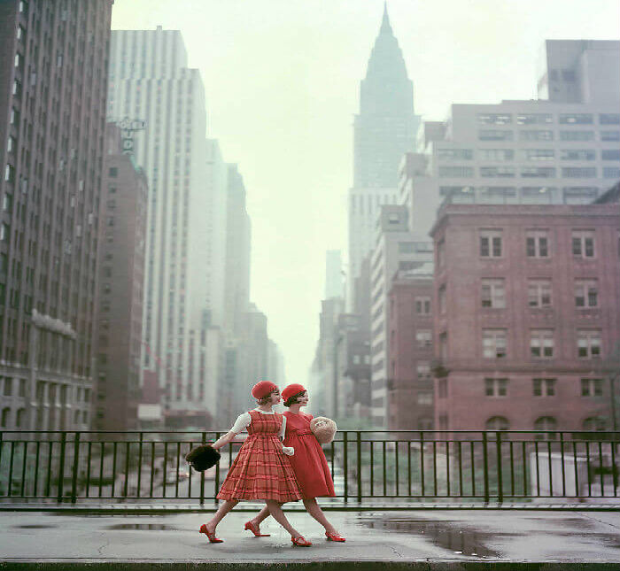 فتاتان في مدينة نيويورك عام 1958