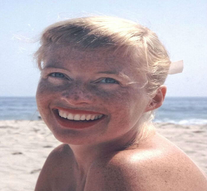 صورة لفتاة ذات إبتسامة جميلة على إحدى الشواطئ في أمريكا عام 1950