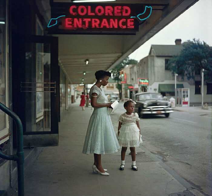 الأم وإبنتها عند المدخل الملّون في ألاباما عام 1956