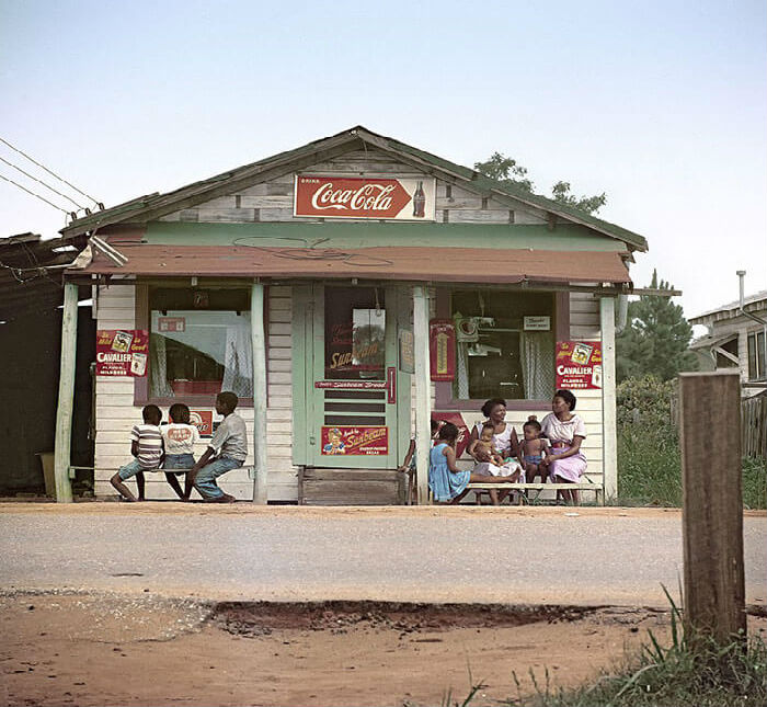 صورة لمتجر الجبهة-موبايل في ألاباما عام 1956