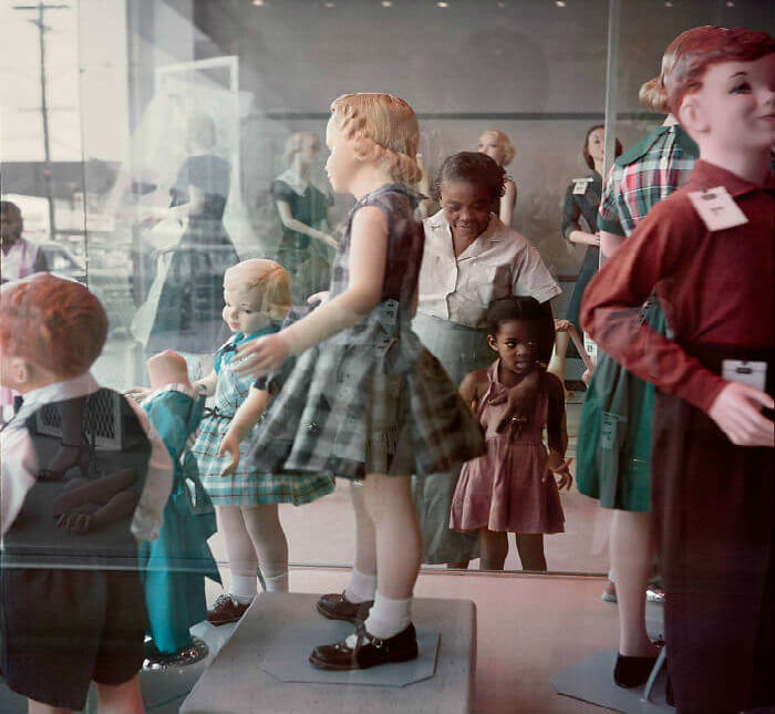 صورة لفتاة مع جدتها تنظر الى إحدى واجهات محلات الألبسة التجارية في ألاباما عام 1956