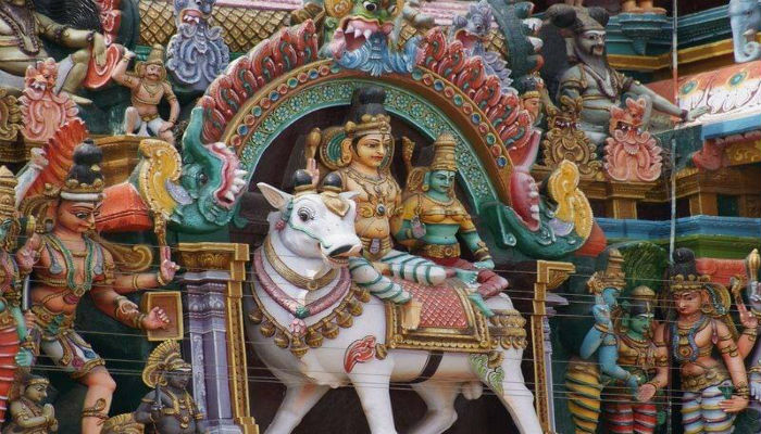 التماثيل الموجودة على معبد ميناكشي في الهند