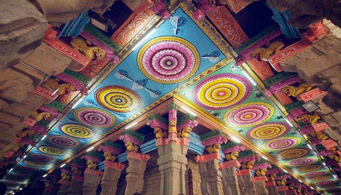 سقف وأعمدة معبد ميناكشي من الداخل-الهند 