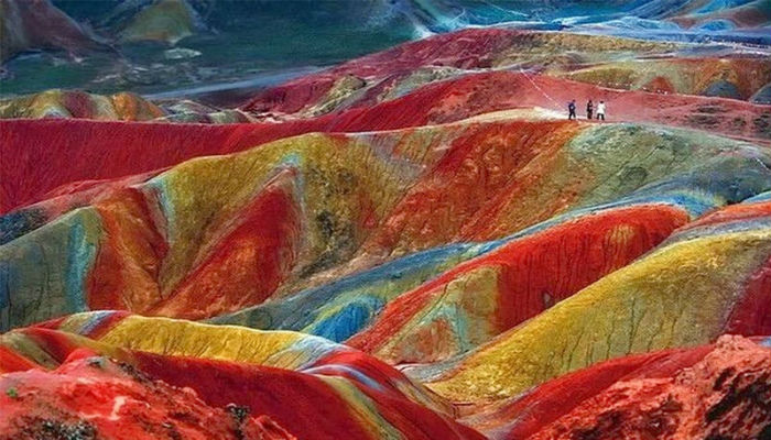 شرائح الصخور الرسوبية الحمراء في جبال دانكسيا الملونة في الحديقة الوطنية الجيولوجية-تشانغيه في الصين