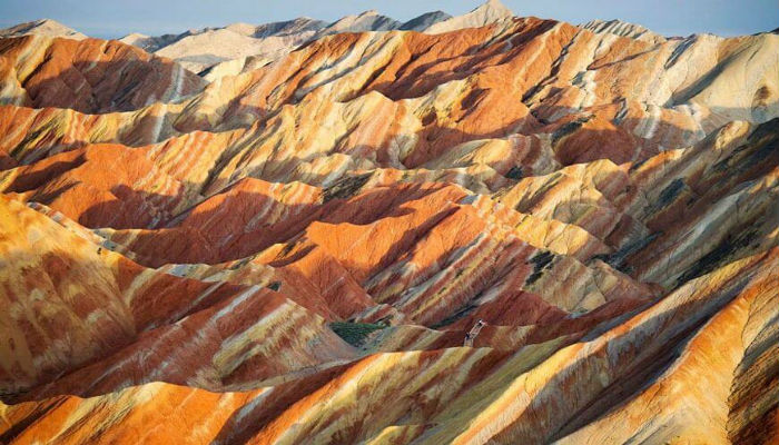 تَشكُل جبال دانكسيا الملونة في الصين من خلال عوامل البيئة