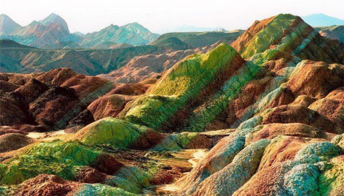 تشكلت جبال دانكسيا الملونة في الصين من جميع أنواع المعادن بالإضافة الى الحجر الجيري