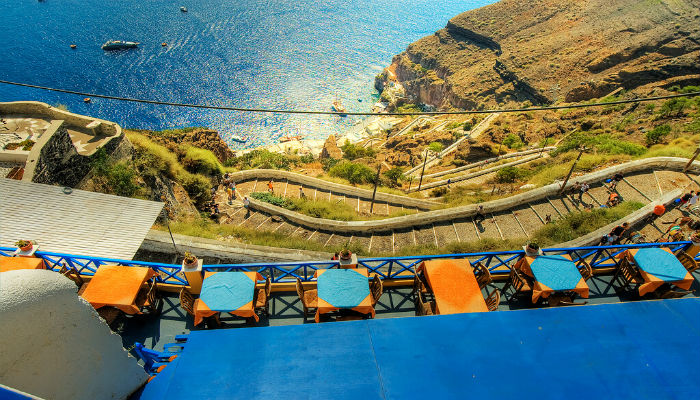 مطعم مُطل على البحر في جزيرة سانتوريني-اليونان