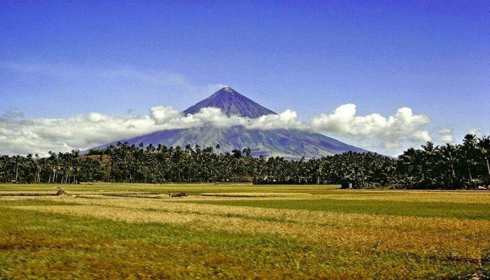 بركان «مايون» المخروطي في مقاطعة ألباي في الفليبين