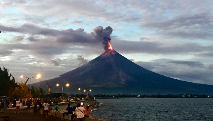 بركان «مايون» المخروطي أشد البراكين نشاطاً في الفيليبين