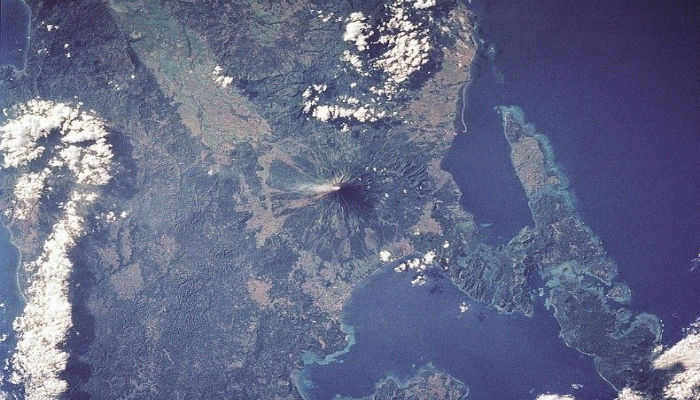 فوهة بركان «مايون» المخروطي من الأعلى في الفليبين