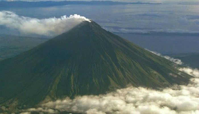 بركان «مايون» المخروطي في الفليبين