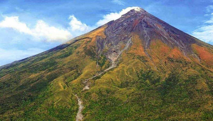 بركان «مايون» المخروطي المثالي في الفليبين