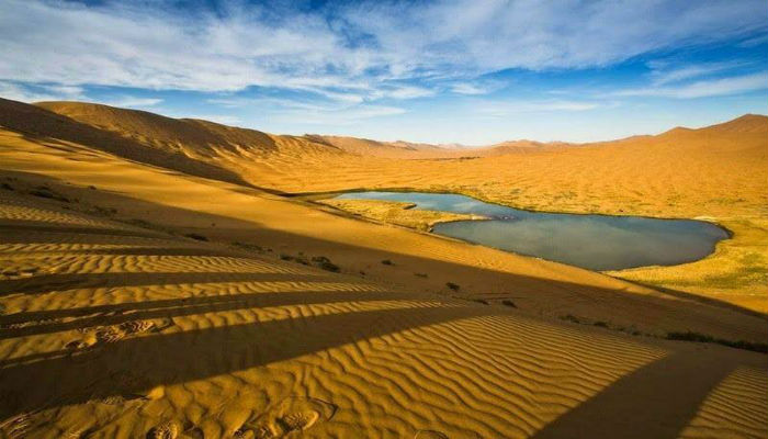 بحيرة في صحراء «بادان جاران» في الصين