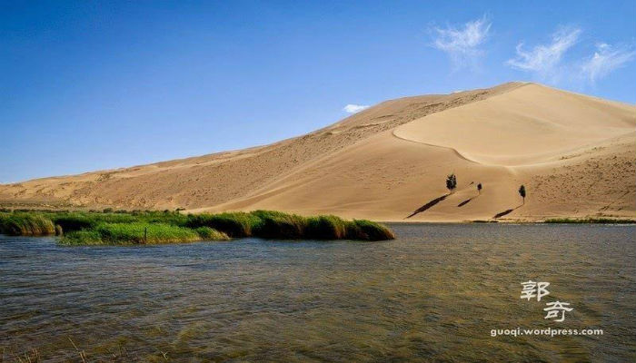 بحيرة من البحيرات الغامضة في صحراء «بادان جاران» في الصين