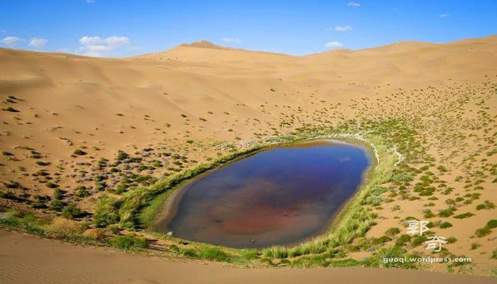 بحيرة من البحيرات الغامضة بدأت بالجفاف في صحراء «بادان جاران» في الصين
