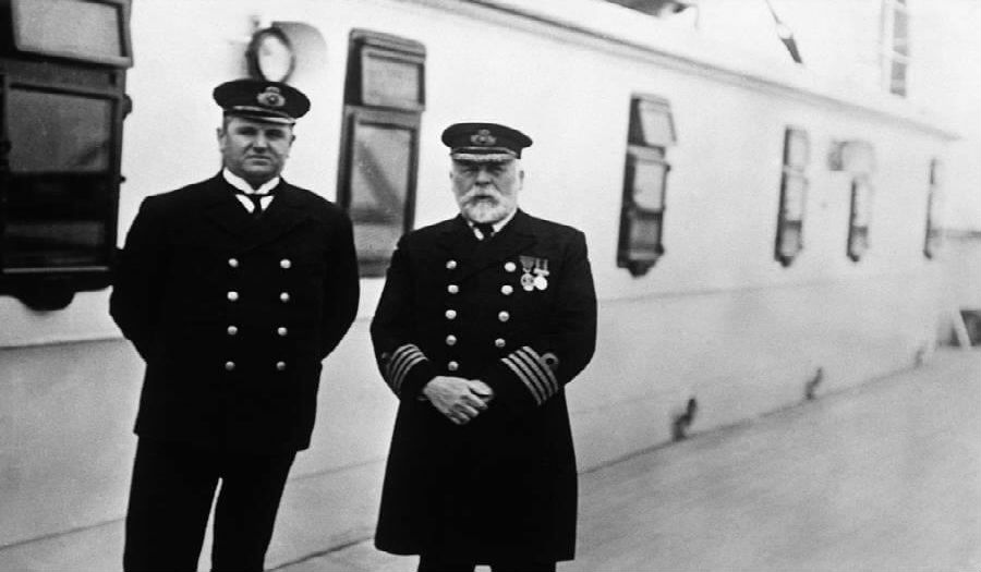 صورة لقبطان سفينة التايتانيك Edward J. Smith مع أحد ضباطه قبل ثلاث أيام من غرق السفينة