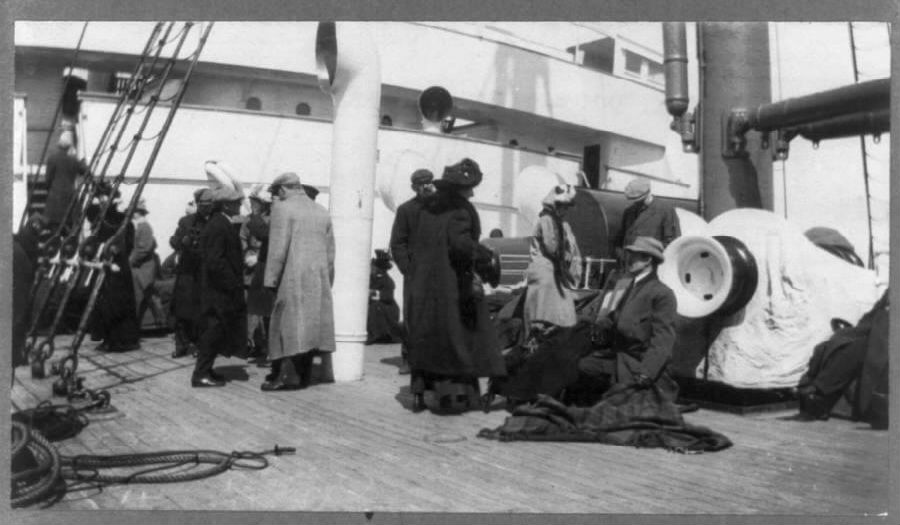 الناجين من حادثة التايتانيك على متن سفينة كارباثيا في 15/4/1912