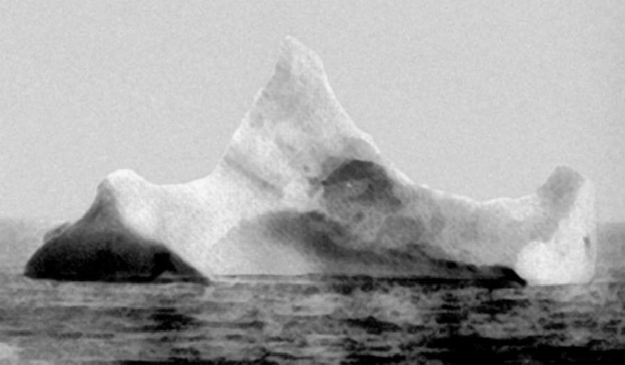 الجبل الجليدي الذي قيل أنه إصدم بسفينة التايتانيك حيث وجد أثار طلاء أحمر على قاعدته في 15/4/1912