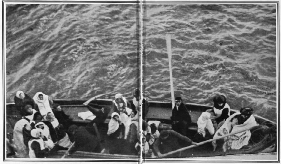 قارب نجاة يرفع من قبل سفينة كارباثيا