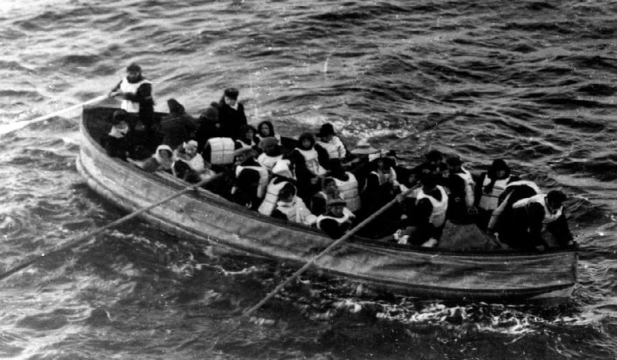 قارب نجاة يحمل الناجين من كارثة التايتانيك