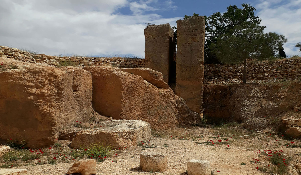 بقاية الصخور والأعمدة المتعلقة بالمقلع الروماني بجانب حجر الحبلى في بعلبك
