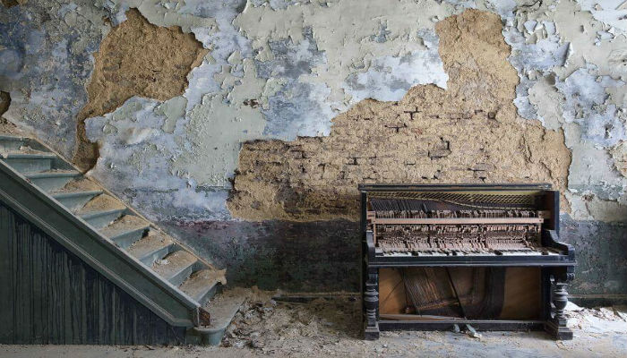 صورة لبيانو مدمرة في مكان مهجور، بعدسة المصور «رومان ثيري»